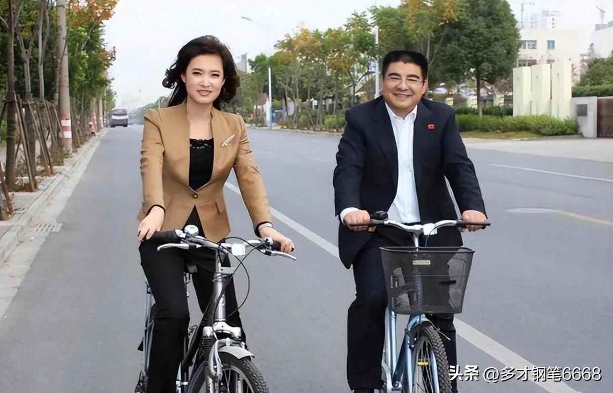 这两位明星骑着自行车好接地气，戴眼镜的男士是陈光标，前几年比较出名，估计大家已经