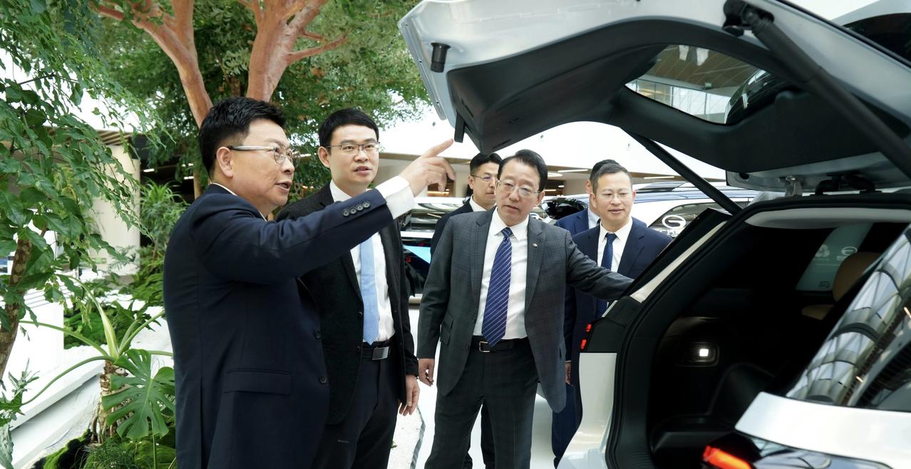 广汽要和华为发大招？没想到2026年余承东的第一站居然是广汽集团，去体验了搭载华