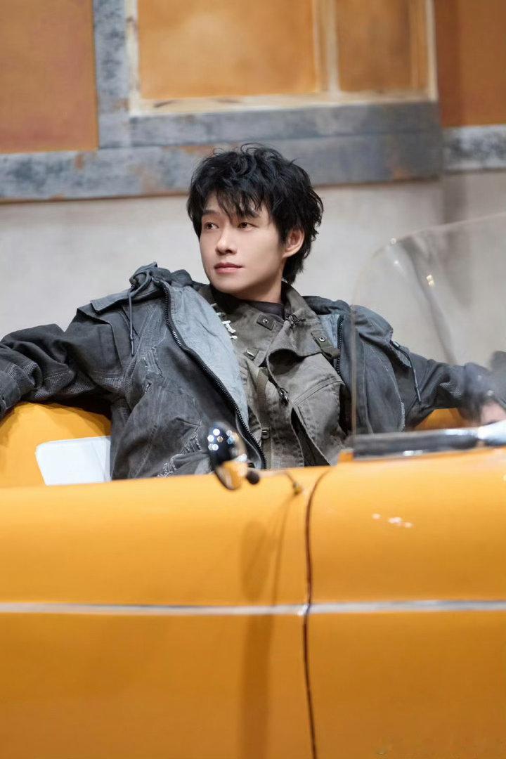 魏大勋把集体利益算明白了大侦探魏大勋这波“利益计算”绝了！一听“揪真凶赢徽章”直