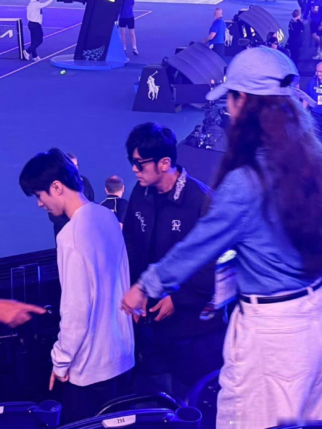 王俊凯周杰伦去看澳网半决赛了王俊凯周杰伦去看澳网半决赛了 