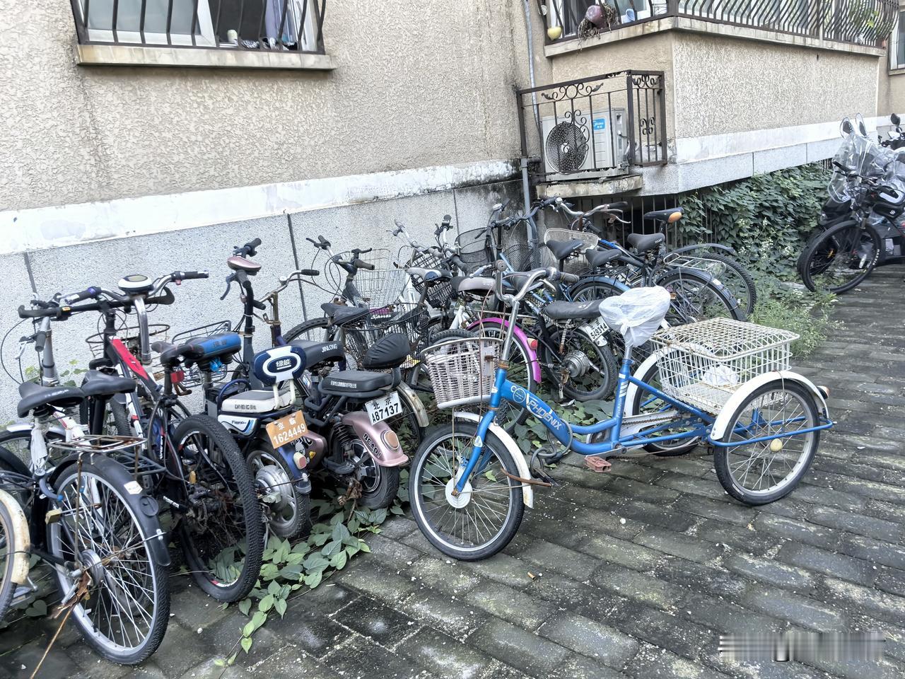 家属区的电动车和自行车🚲的停发空间不足，这比私家车停车空间不足问题好不到哪去！