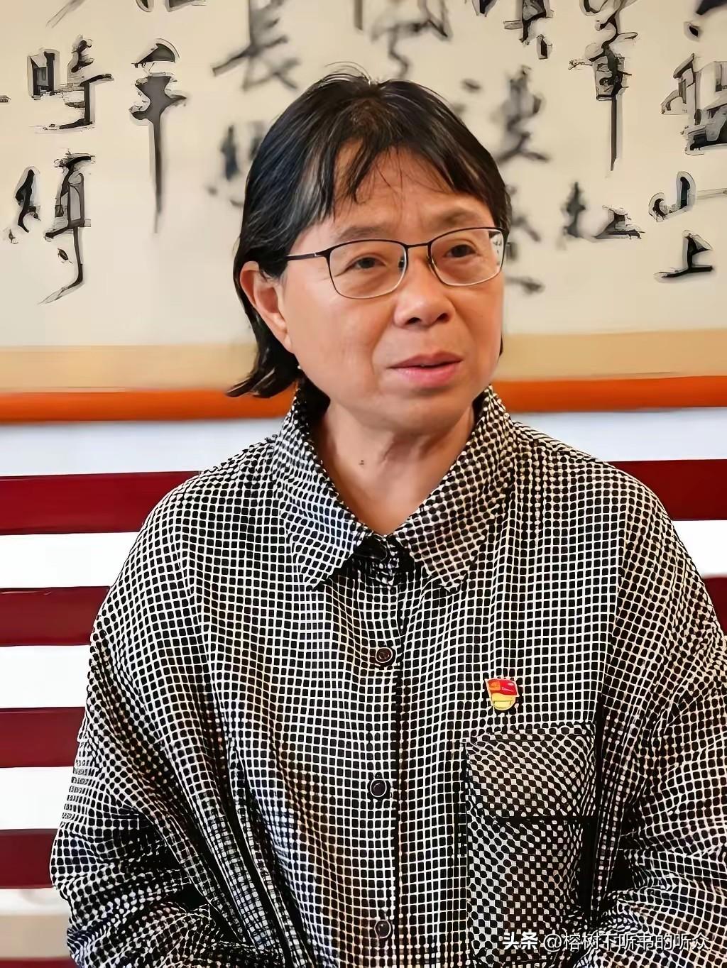 张桂梅终于能喘口气了。
 
华坪女高的新教学楼落成交付，她把日常管理的担子，交到