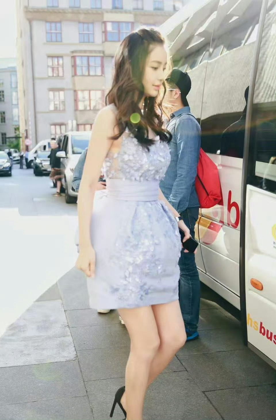 Angelababy17年录跑男时就已经实现高定自由，所以后来的上综艺穿高定应该