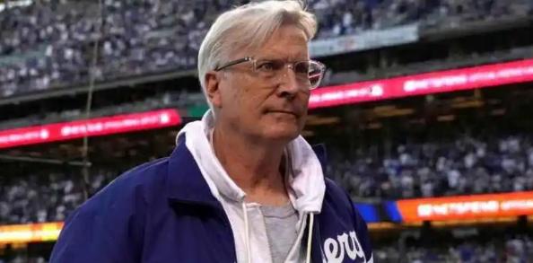 其实新老板沃尔特炒掉珍妮-巴斯两兄弟的原因，是这些巴斯们他们在球探市场上面表现很