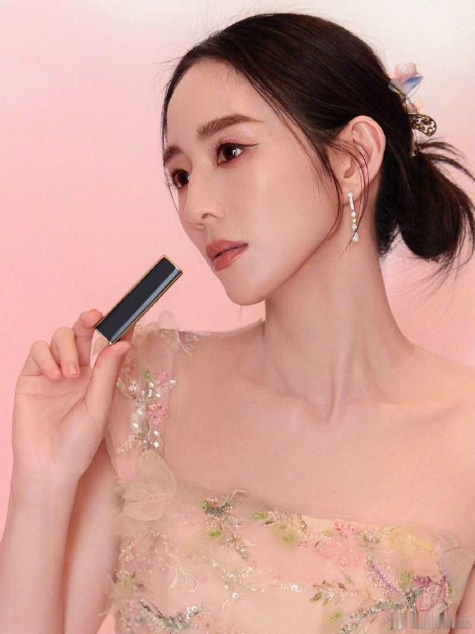 想学张钧甯春晚妆容张钧甯的春晚妆容真的太耐看了！不挑人还显气质，干净利落又温柔大