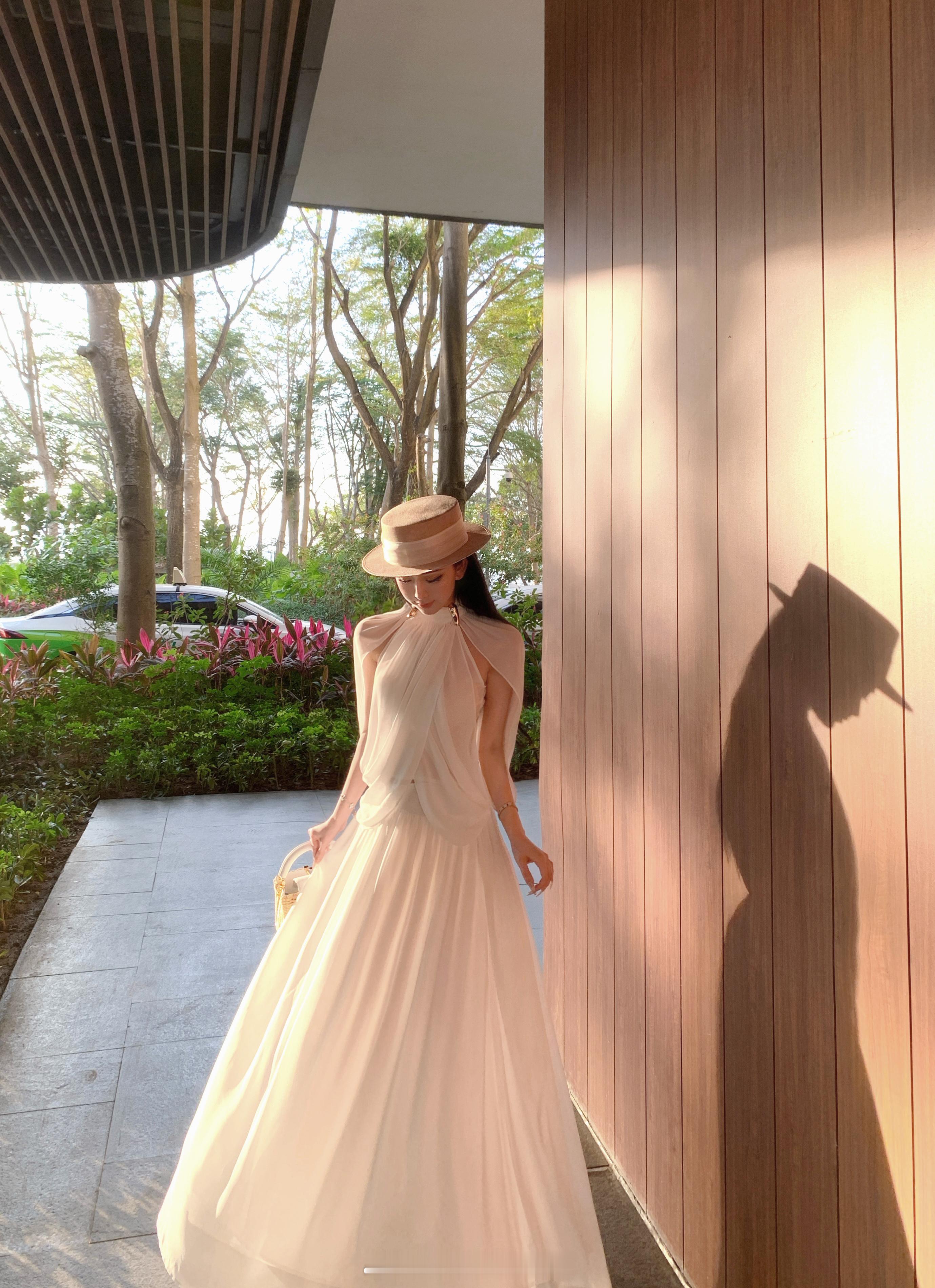 这套属实是神女感套装来的…🪽最近几期出的度假裙你们应该还没有看腻吧~同款还有个