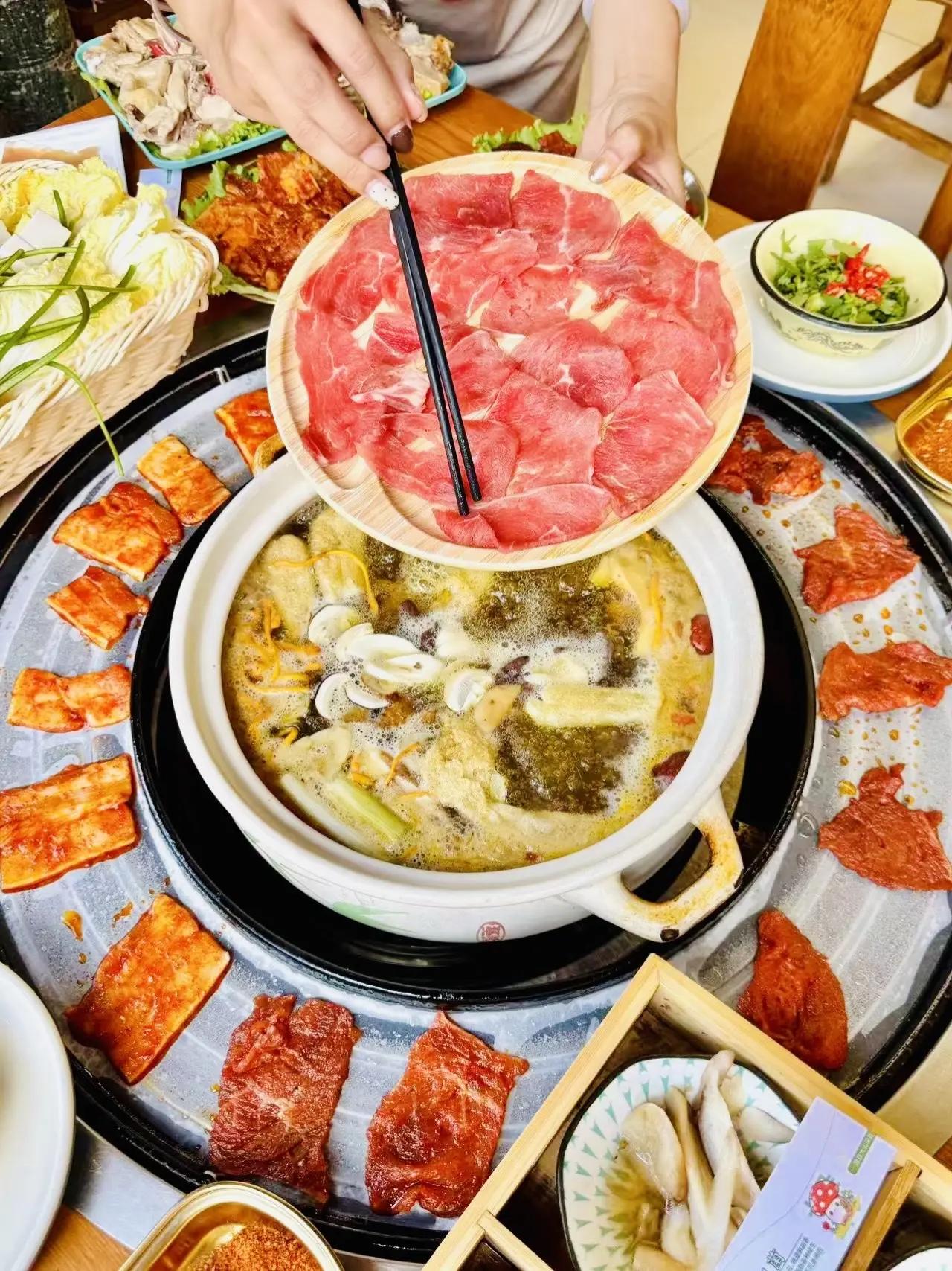 顶好吃的菌子火锅！！谁懂！！这家野生菌火锅真的顶好吃！纯野生菌新鲜脆嫩，真材实料