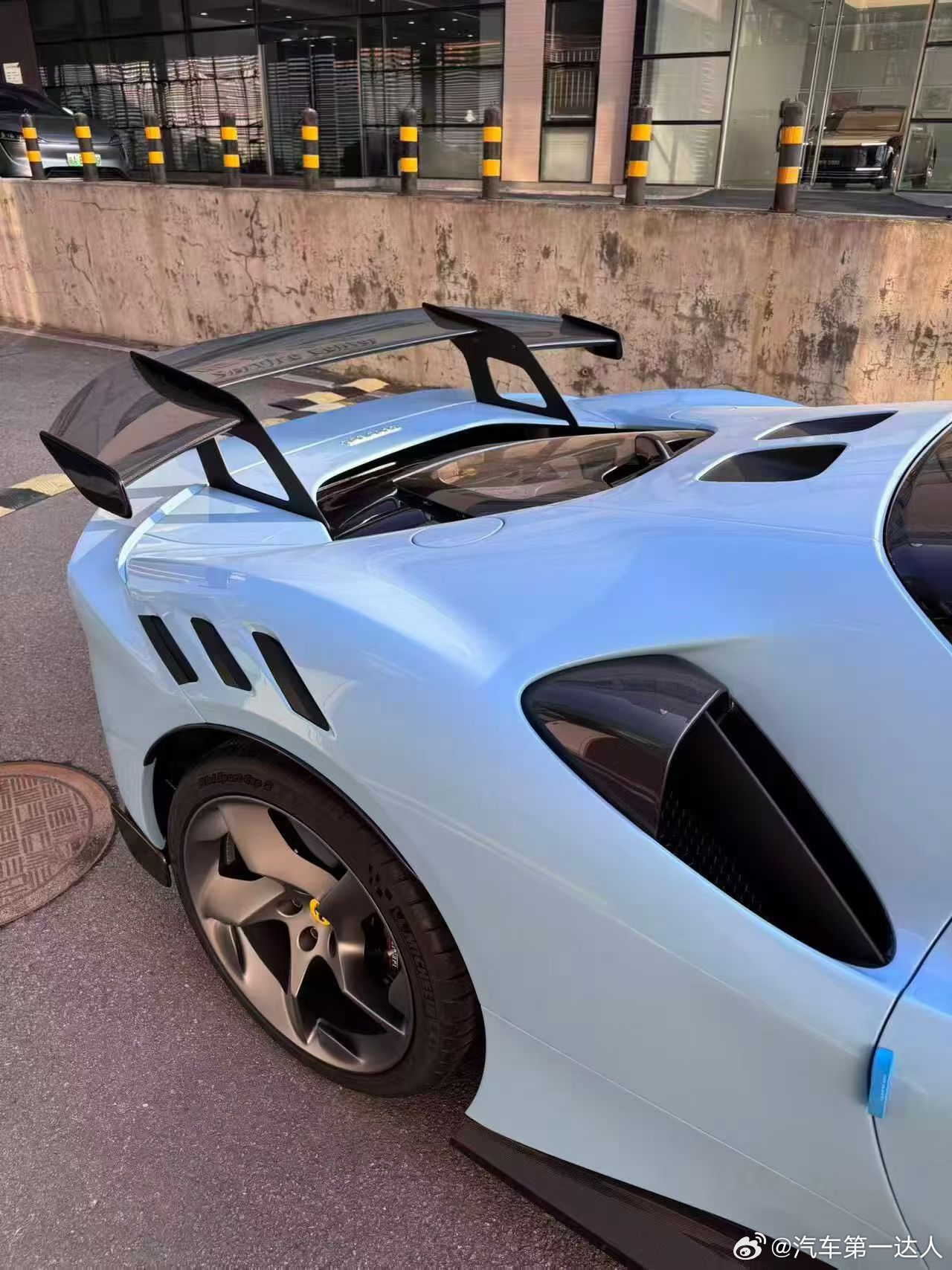 真正的巅峰，从不随波逐流，只以极致定义传奇。法拉利SF90 XX，26年上牌仅4