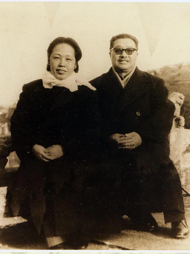 2001年3月28日，贺龙之子贺鹏飞因突发心脏病而去世。在他的葬礼上，85岁的老