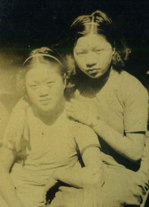 1937年，日军少佐抓到两名漂亮女孩，在等待两人洗澡时时，却不料被她俩给跑了。气