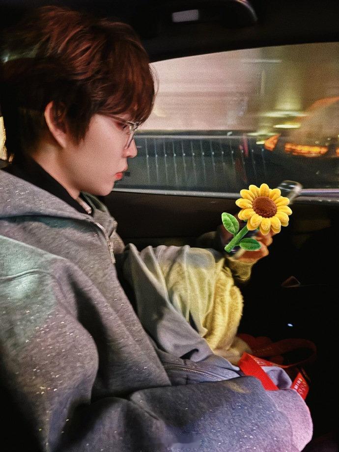 高雨田变魔术震撼吒宝来自的超绝侧颜竞浪大会 和电竞选手一起跨年