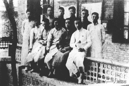 周恩来(前左一站者)与全班心算比赛优胜者合影