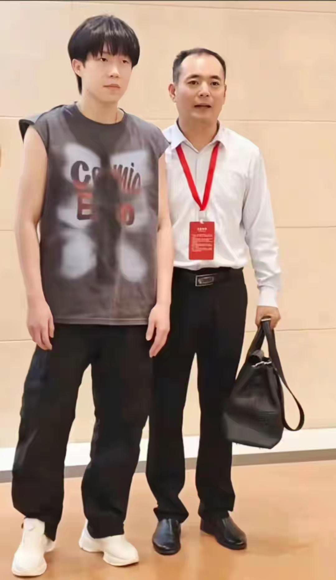 王楚钦今天穿着短袖，这个短袖有点点短哦，显得手臂还是很有肌肉的，确实打乒乓球也是
