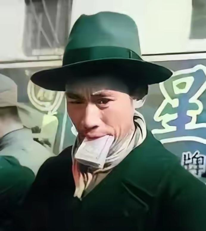 1949年初，上海商人丁永福低价卖光了自家的洋房和工厂，换成美金和金条。旁人都说