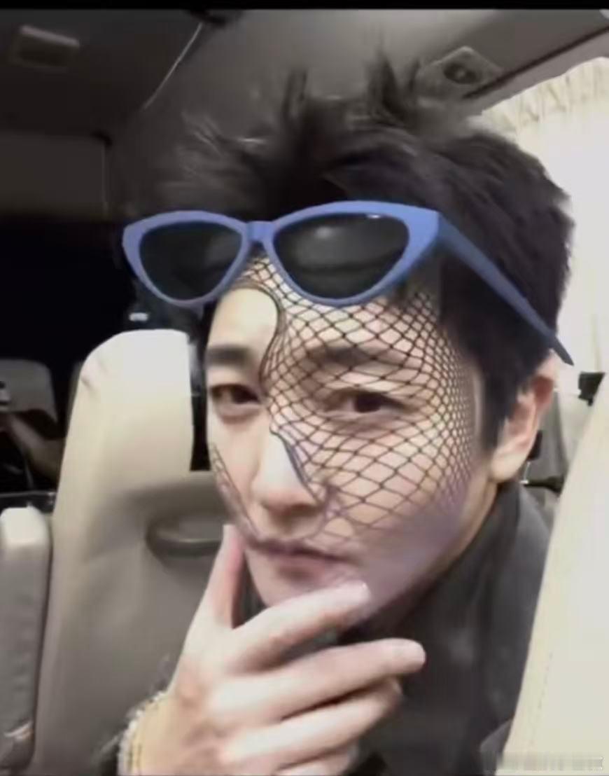 周翊然给星期五全员拍视频 不想睡的星期五惊喜碎片掉落！镜头下的夜务员们随便一帧都
