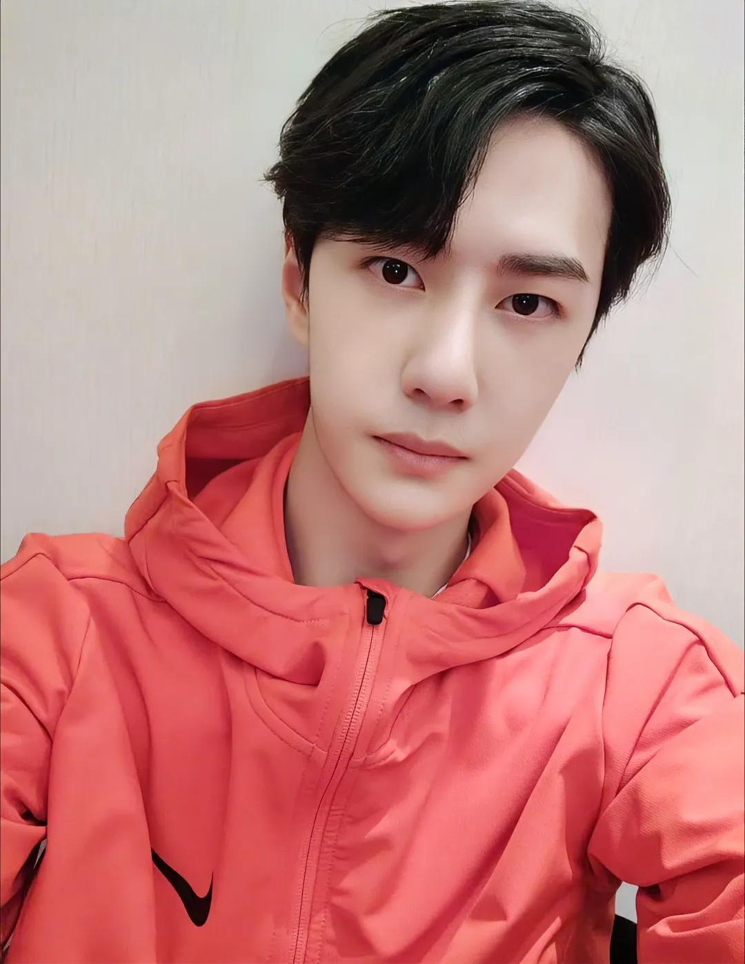 #王一博自拍🤳# 2021-2-1214:06王一博本人发的自拍，帅气，清瘦，
