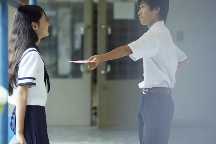 别人夸你好看时，不同场景有不同高情商回复。要是男生夸你，幽默点回“你这么会说话，
