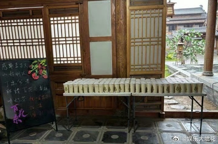 把丁禹兮言出必行打在公屏上[抓狂]丁禹兮昨天直播说要给孟子义剧组送奶茶今天就真的