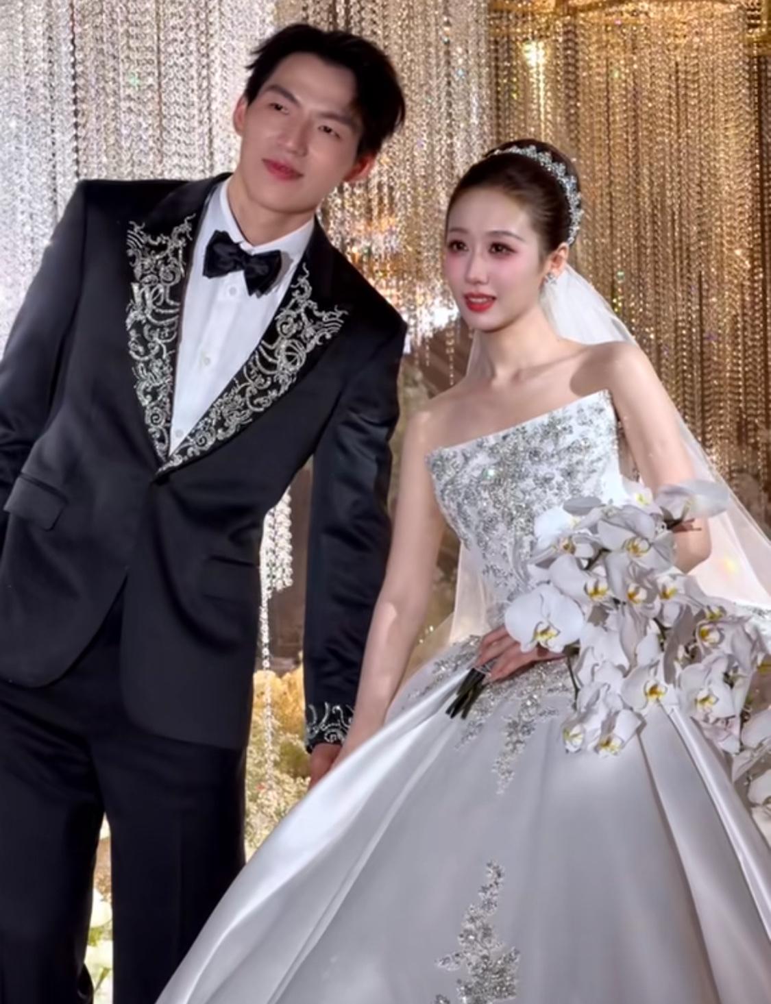 吴前、吴美贤夫妇网络温情互动，吴前竟让妻子快夸他一下。

8月3日，吴美贤在个人