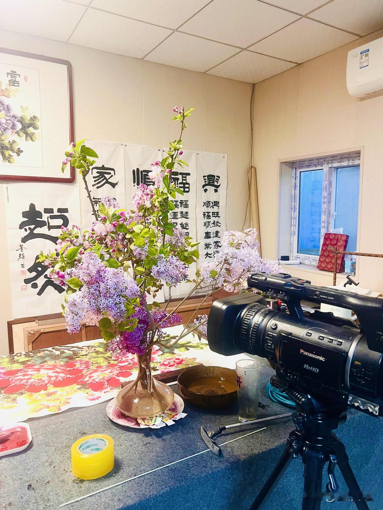 花开富贵
＿＿＿郭赋林（釜麟）

一卷丹青寄此生，
闲将春色写心倾。
不逐尘俗争