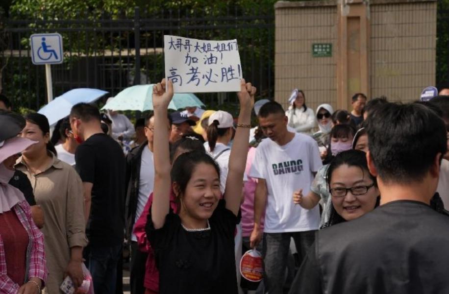 “也许你没有文化，但迈巴赫会替你说话！提迈巴赫的第一件事，别忘了关掉妈妈6点起床