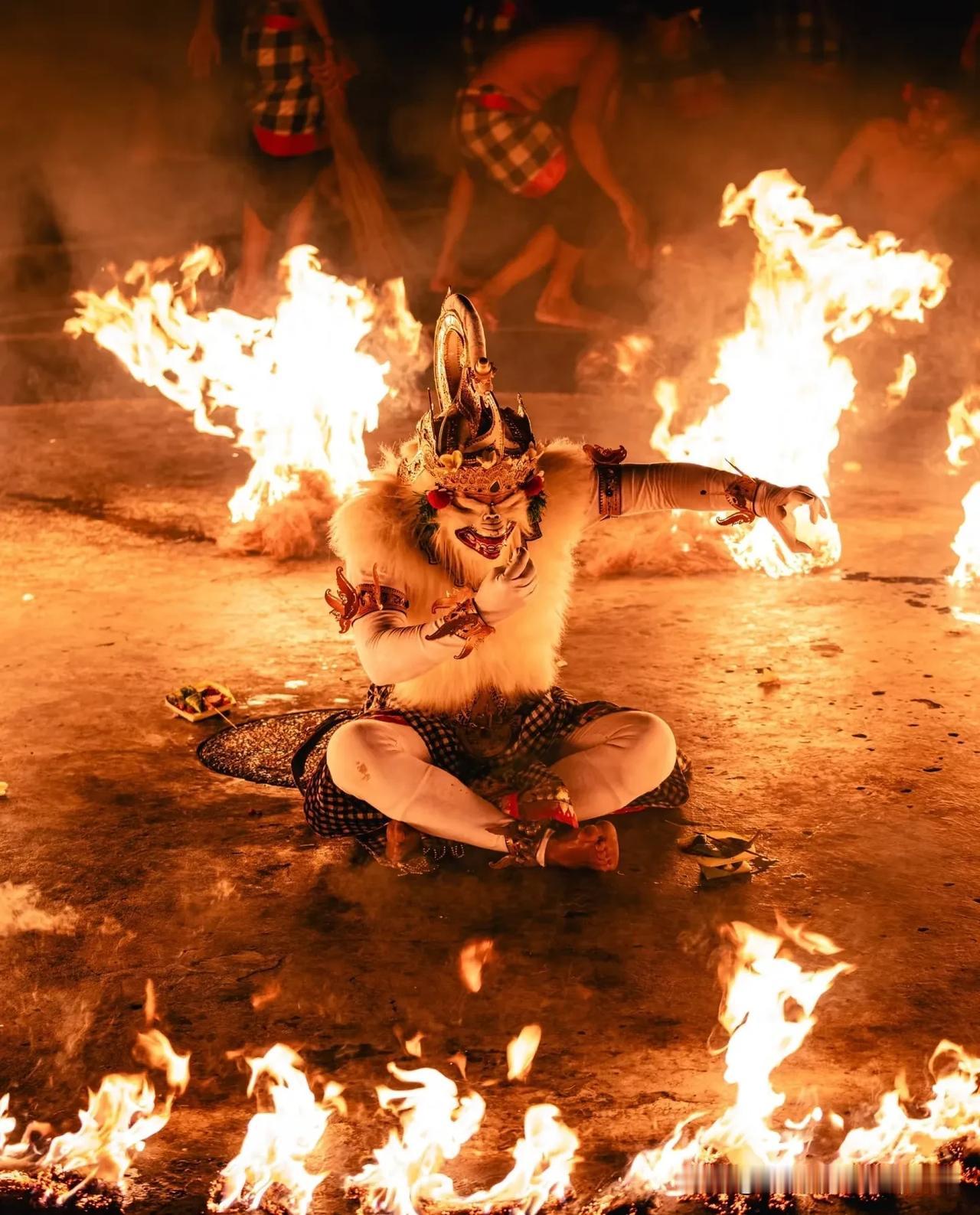 这个舞蹈好霸气啊

在巴厘岛乌鲁瓦图寺的情人崖上，每天黄昏时分，Kecak舞的表