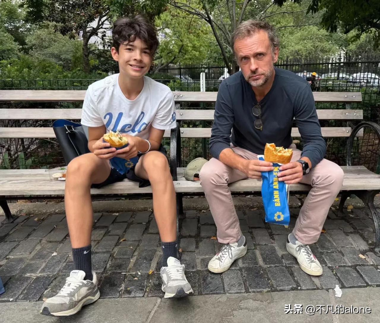 名模吕燕分享生活日常plog，一家三人坐在公园的沙发上吃三明治，这样的生活好幸福