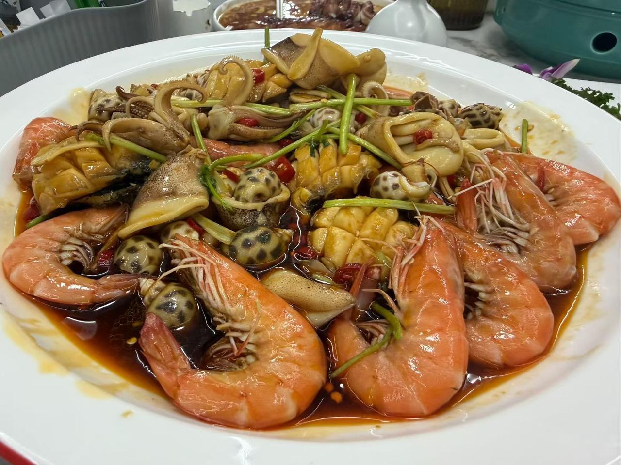 一大盘丰盛的海鲜大餐，真让人垂涎欲滴！