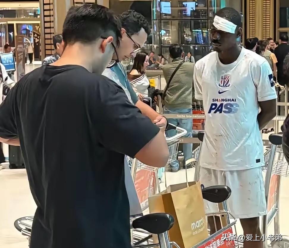 阿苏埃:我只是踢球，不想毁容！柴桢这5号太猛了，好怕怕[捂脸]
阿苏埃估计胸闷的
