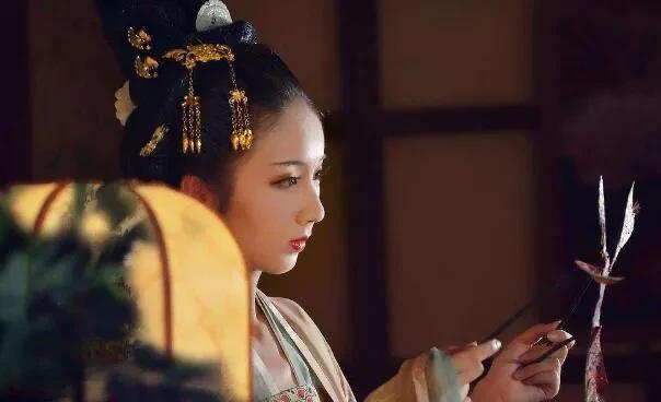 1644年，崇祯命人将3个儿子叫到跟前，让他们换好衣服，带上随从自行逃去。随后，