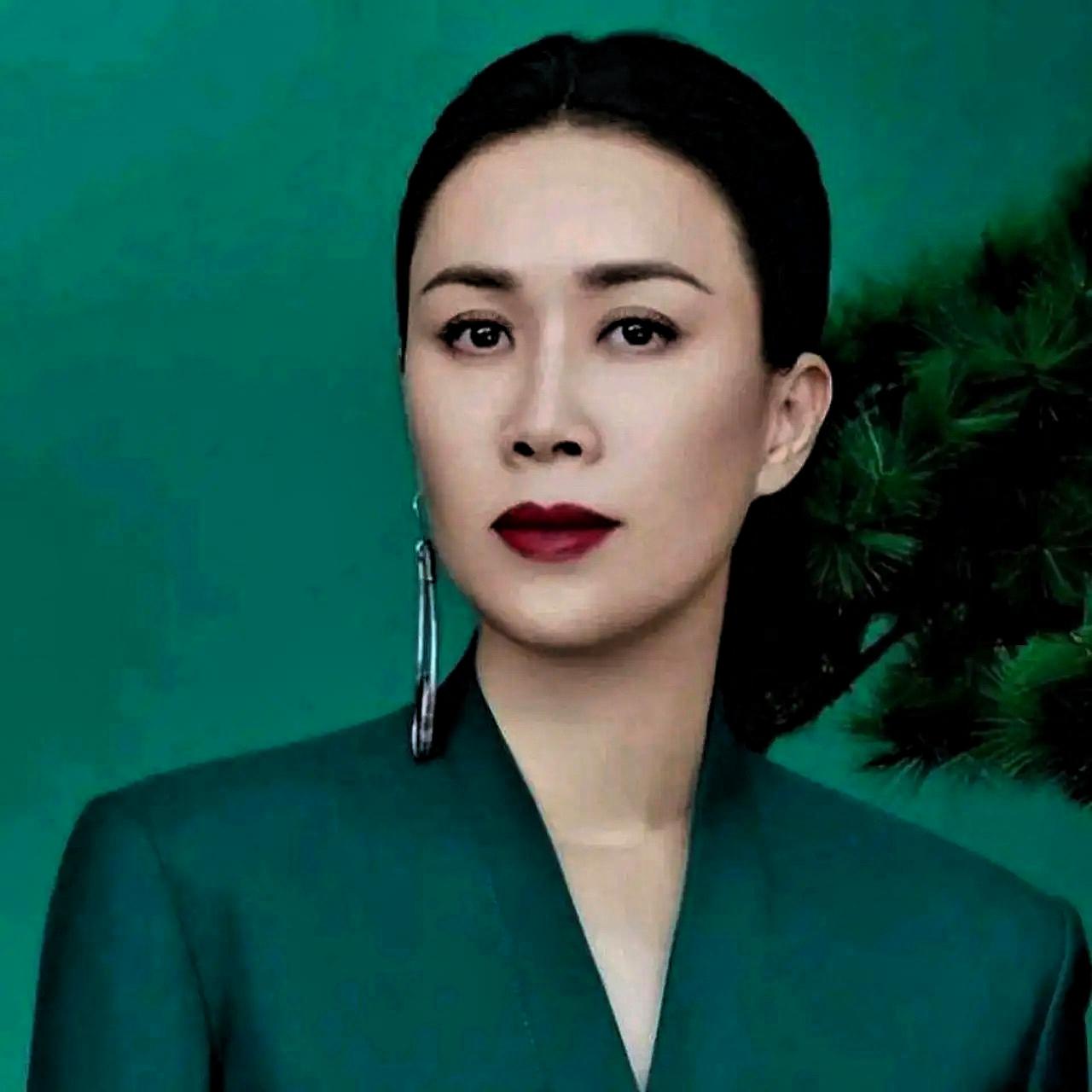如果世上有后悔药，
最先抢着吃的肯定是那英。
她千不该万不该，不该在直播连线时，