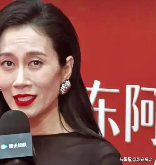 难怪网友认不出！48 温峥嵘面部松弛，太瘦了！岁月痕迹藏不住，不仔细看，还真没看