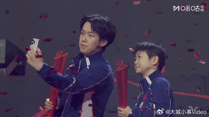 【王楚钦孙颖莎赛后自拍 】3月1日，在2026年WTT新加坡大满贯决赛中，分别夺