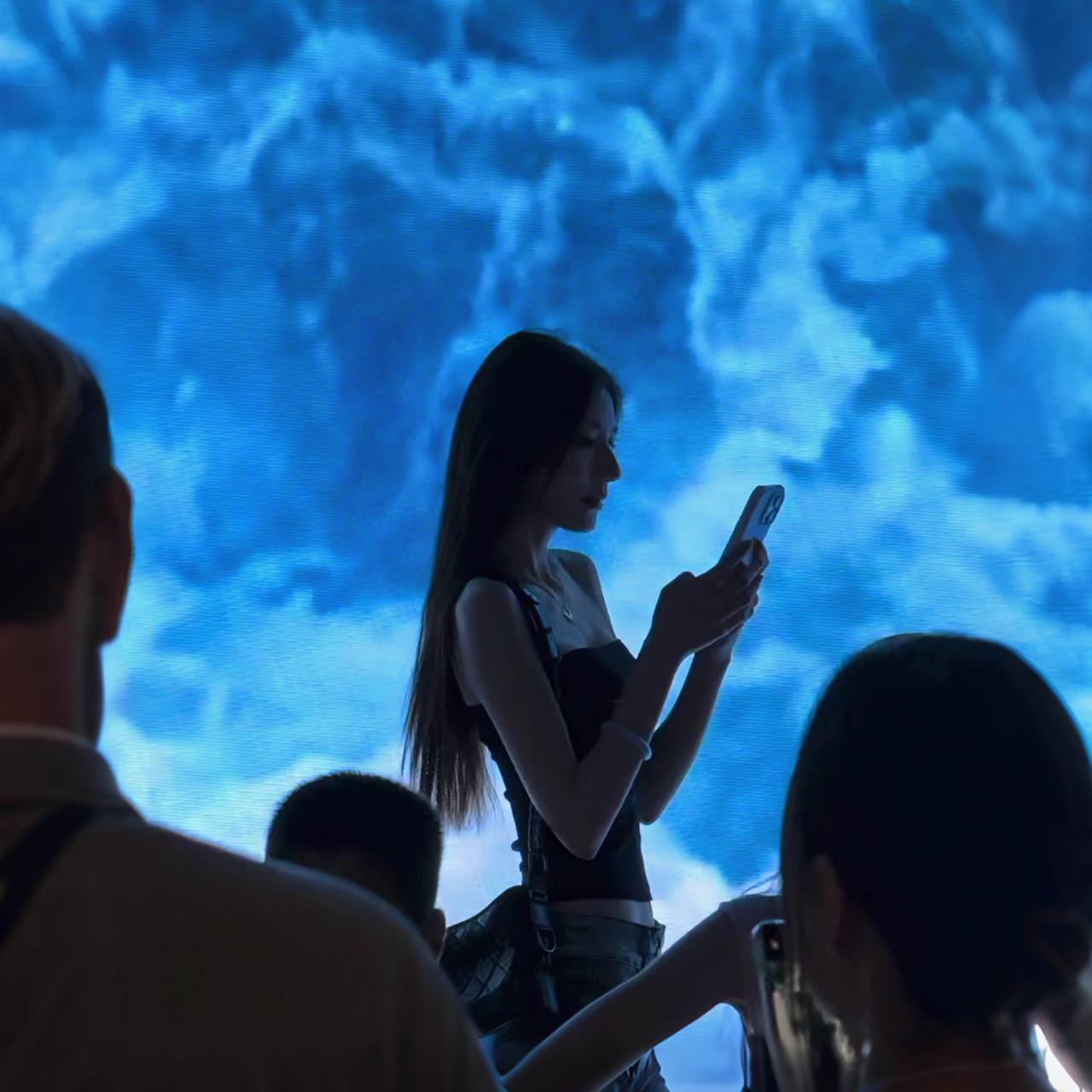 在现实生活中偶遇长得像小说里女主一样漂亮的美女是一种什么体验！
当时陪小孩参观某