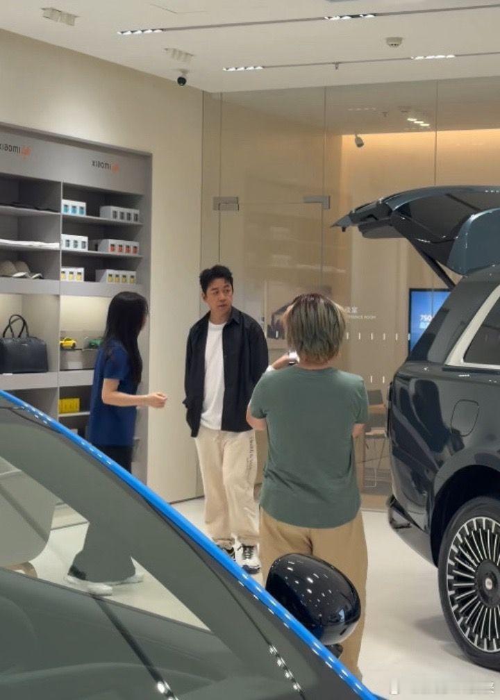 潘粤明说小米澎程适合带进组潘粤明常年跑剧组拍戏，外景条件啥样他心里门儿清，他说澎