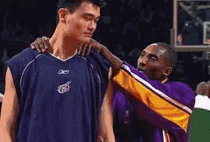 科比虽然打球独，也不擅长处理场外的事情，但是，他也不是那么严肃的人，对新人要求严