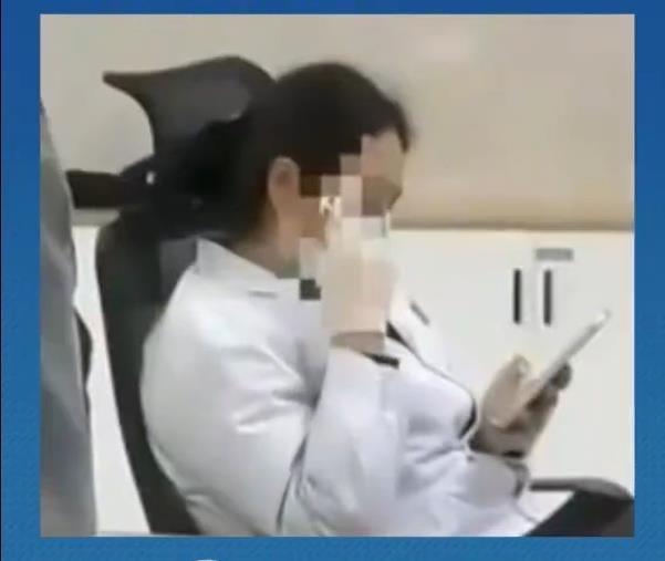 近日，四川甘洛县人民医院一名收费窗口工作人员，在患者排队待缴费用期间玩手机的视频