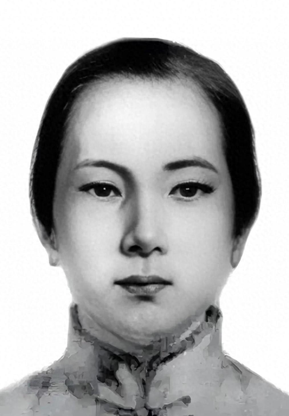 新婚便成寡妇，独自养大养子成世纪伟人，一院白芍药见证她坚韧高洁的品格
1904年
