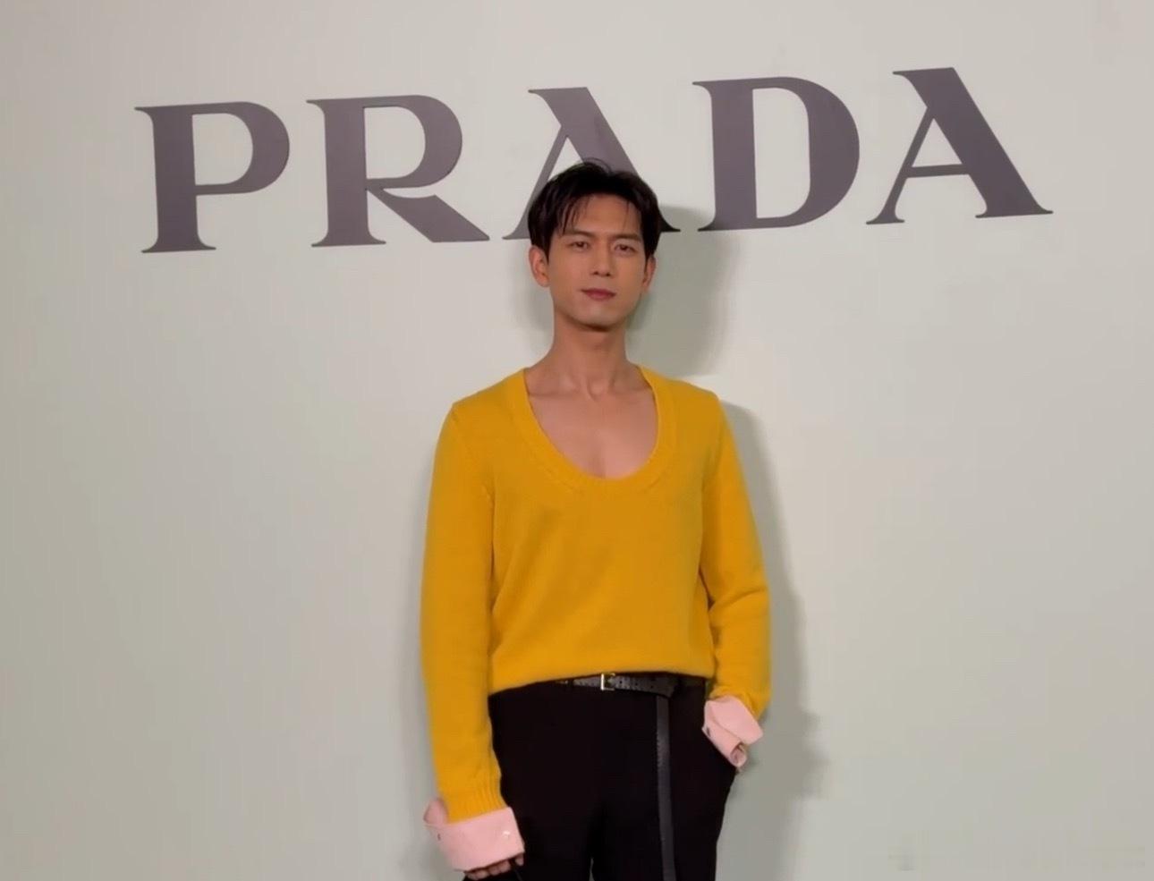 李现爱上了穿女装，大秀事业线 