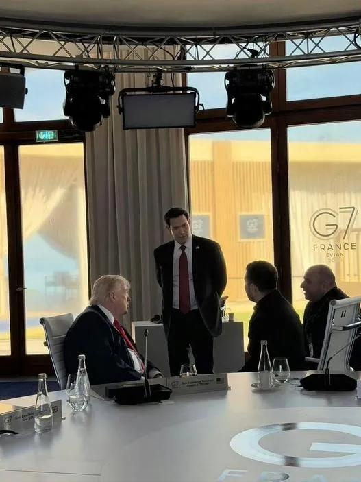 特朗普不管去到哪里，鲁比奥都如影随形，这忠诚度真是没谁了，而且还会极度讨特朗普开