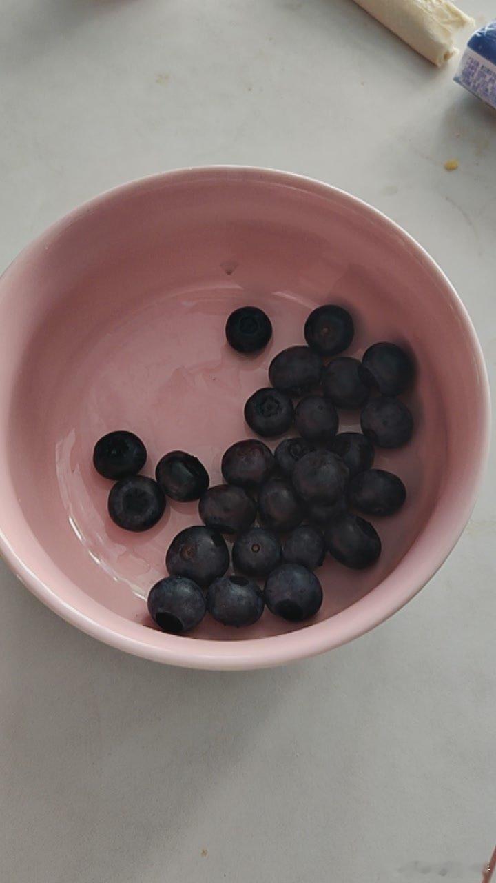大哥突然说想吃蓝莓。顶着大太阳去超市买，小盒装的有三盒，其中两个贴着价格签，3元