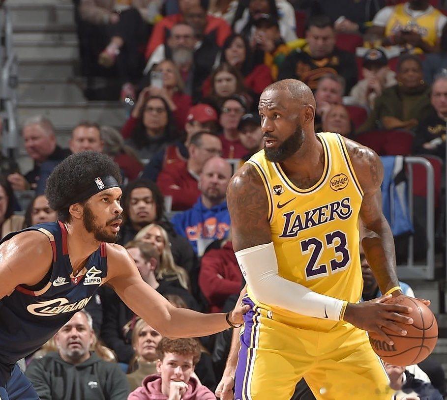 NBA  【名记曝湖人愿交易詹姆斯换阿伦 骑士或成潜在下家】（综合ESPN报道）