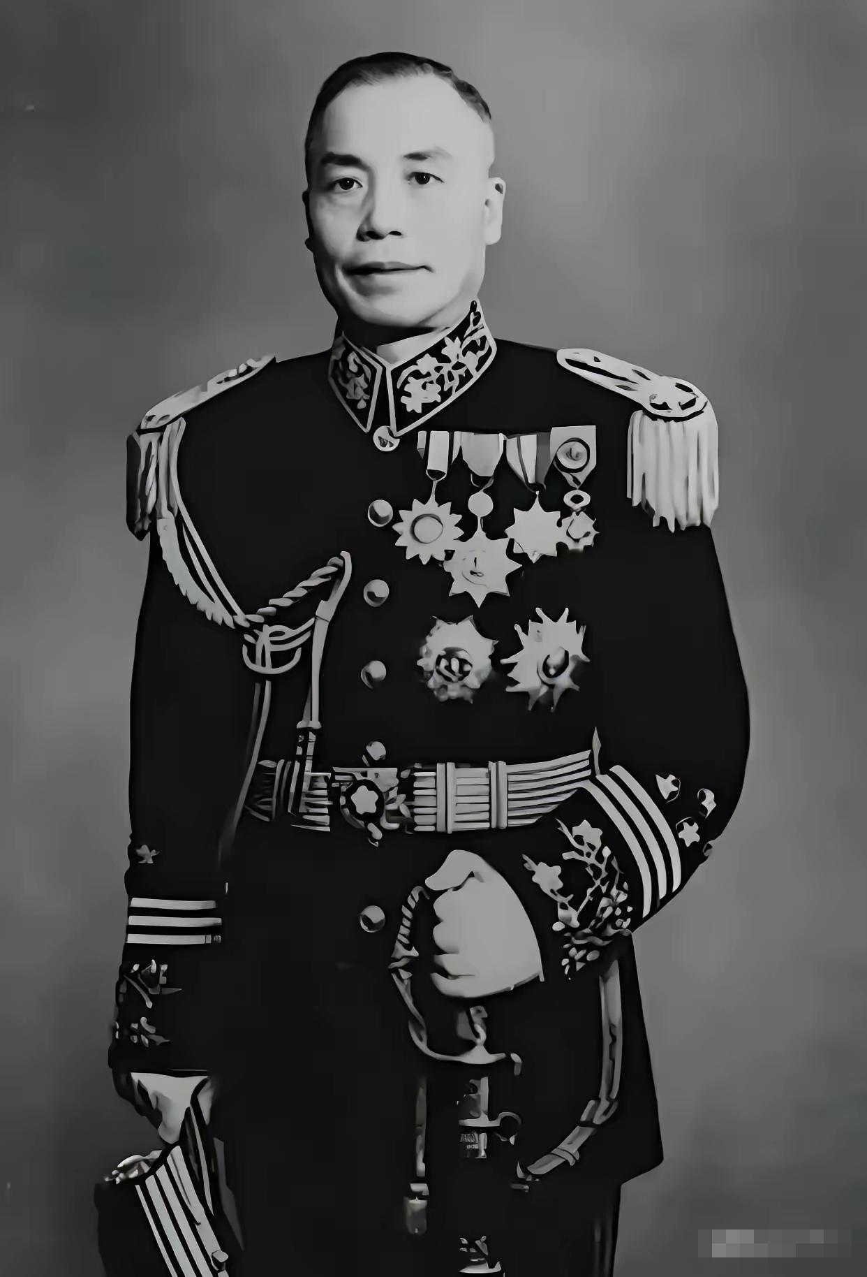 1949年李宗仁即将出走，十名随员完成内部清点后正要瓜分黄金，侍卫长早已在走廊布