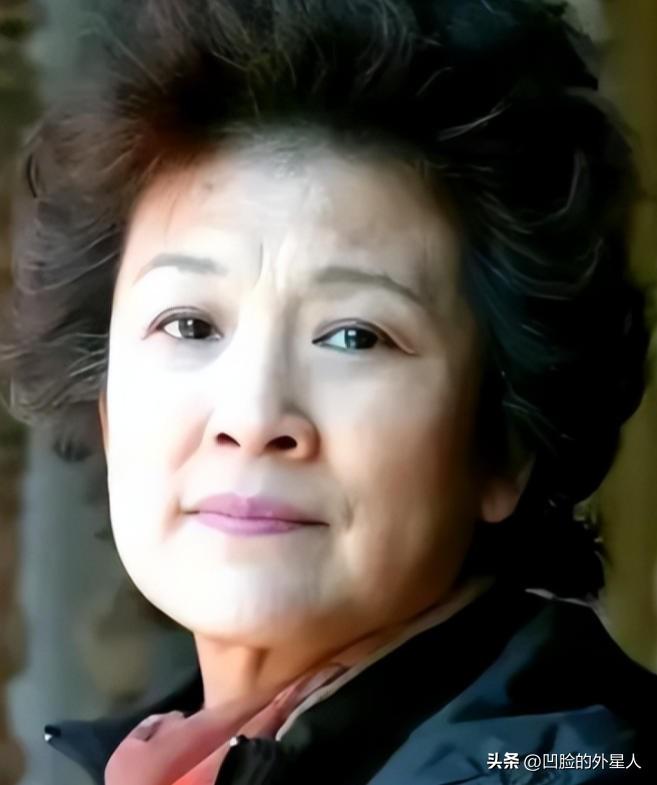 61岁的宋春丽和丈夫坚持丁克三十几年，直到2012年一天，好友邓婕到宋春丽家中做