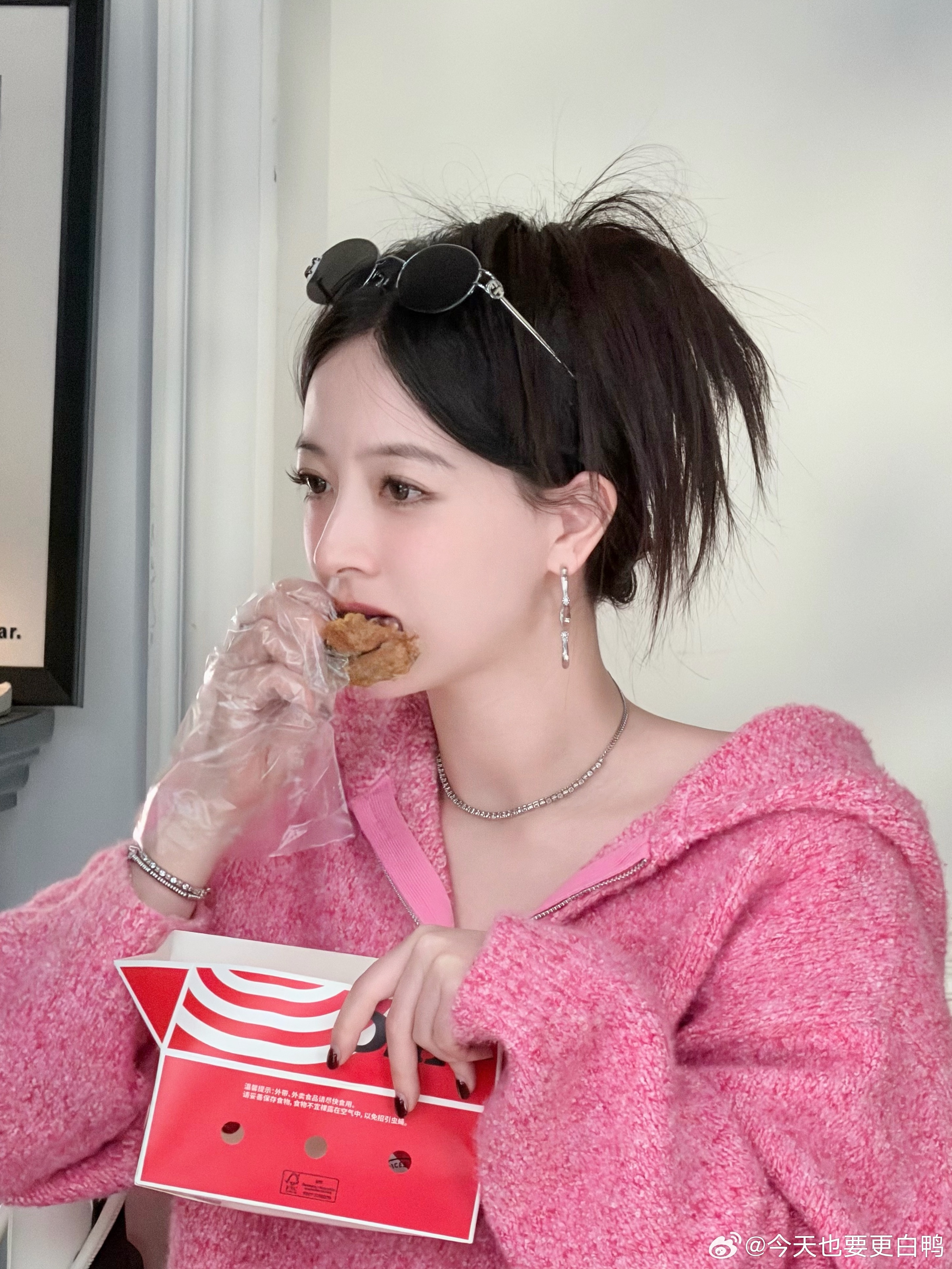 播到一半被旁边的炸鸡味香到了！偷偷去吃了一会儿晚饭🍗早上还在说吃得很健康，马上