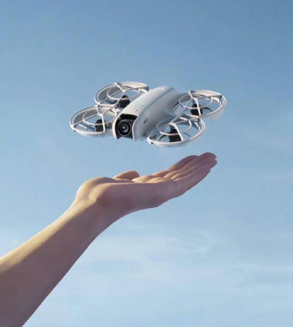 超轻无人机京东首发超轻无人机的“赛博宠物”体验太香了！135g轻到能揣兜里，掌上