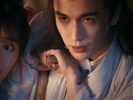 谢征 把我衣服脱了 从靠近到脱衣再到吹蜡烛，谢征这套引导流程行云流水。樊长玉被他