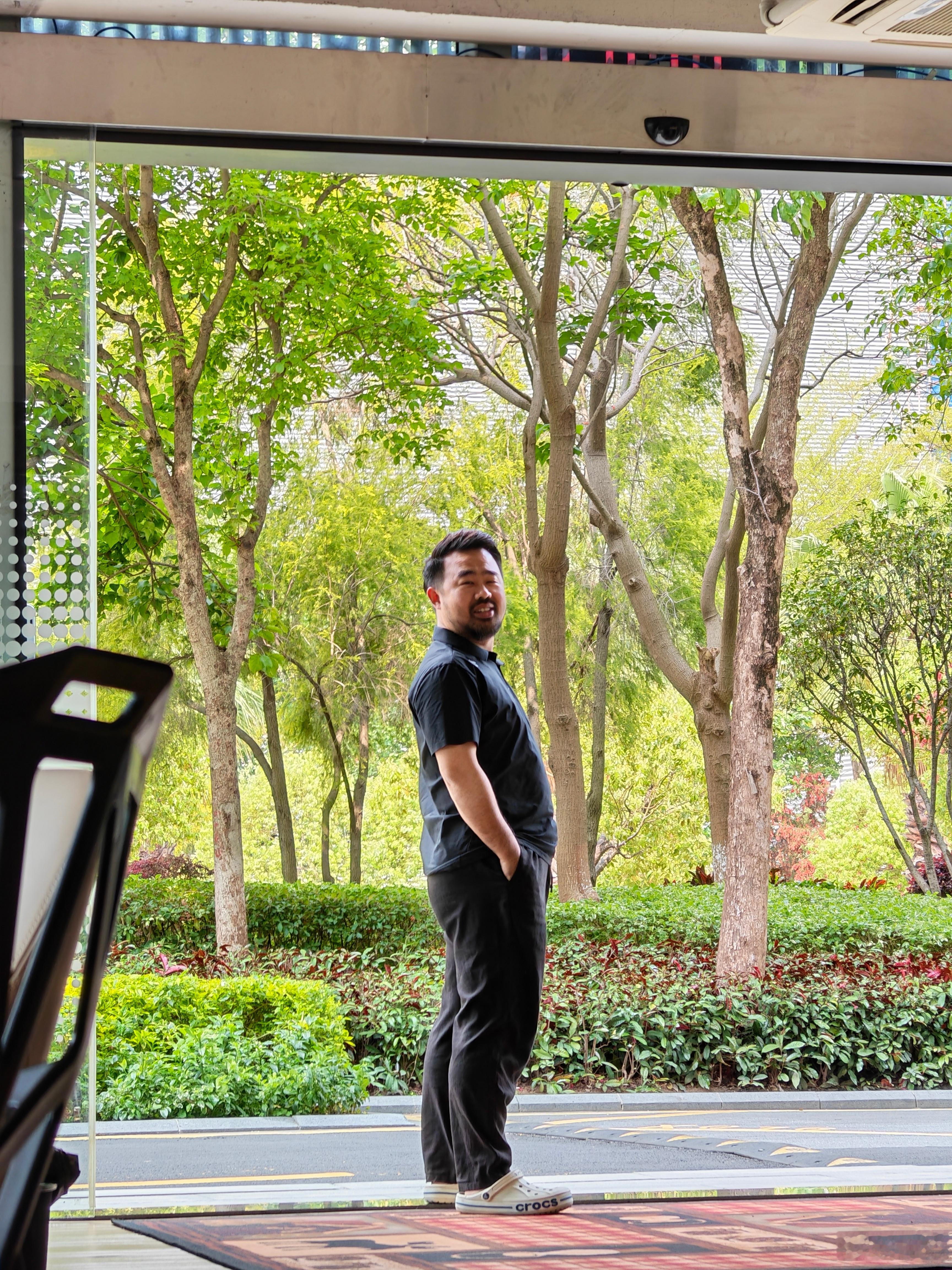 我的帅邻居 帮我去另一个帅邻居家点咖啡了我夸他漂亮，想介绍一些四川的朋友给他，他