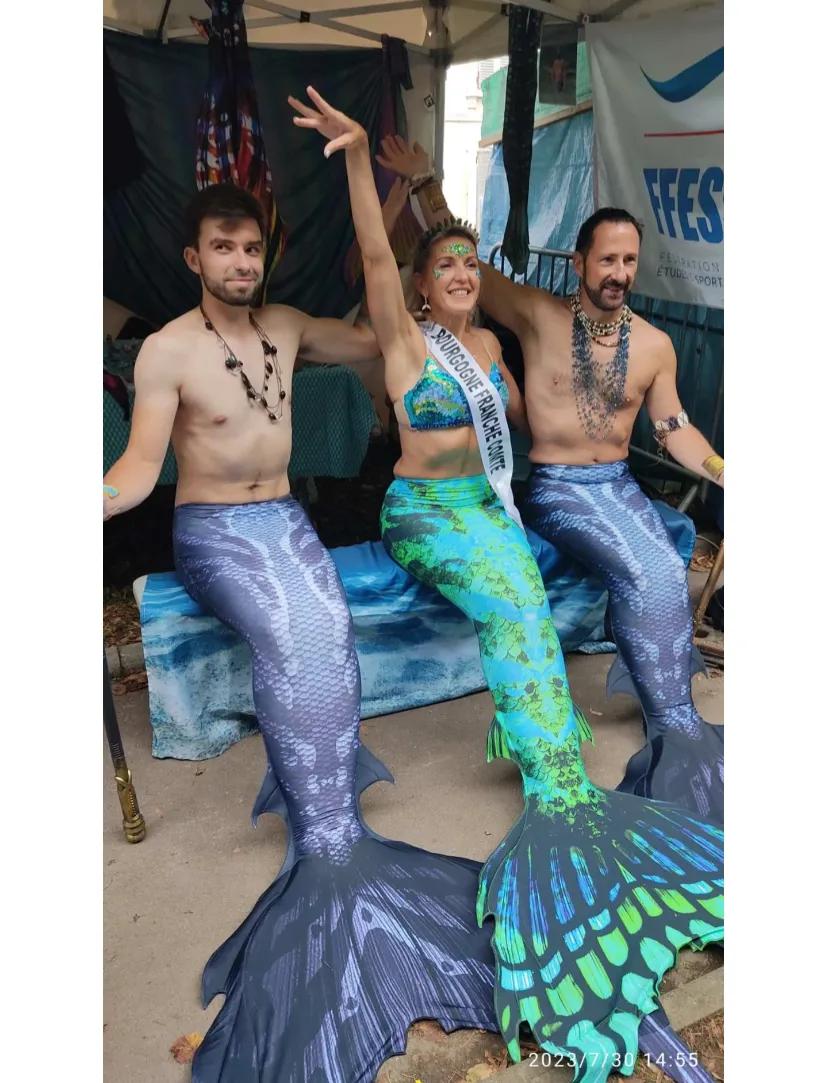 美人鱼为什么不穿衣服
昨天带娃出去遛街，玩钓鸭子的游戏时，她不一会功夫就整了一桶