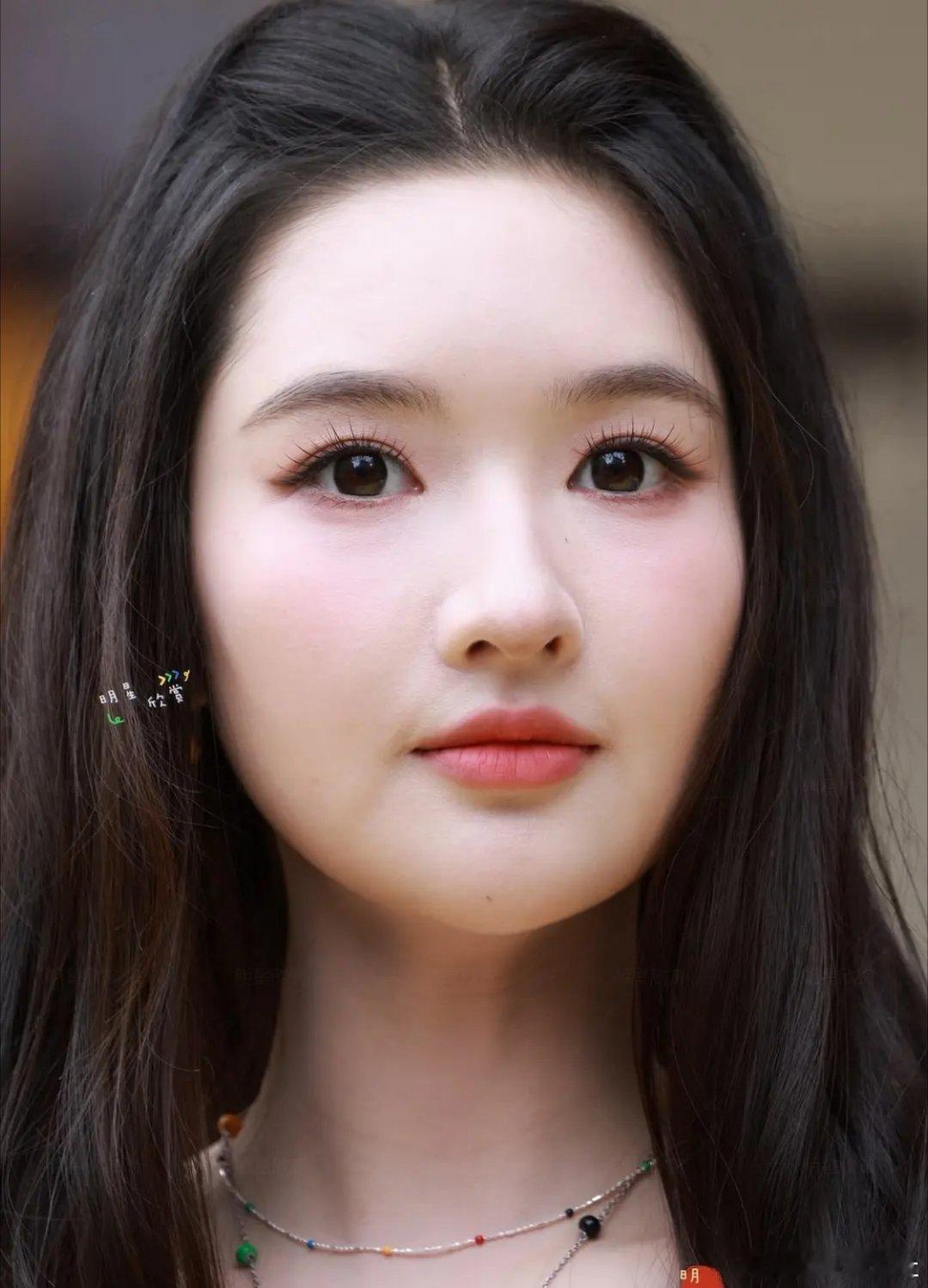 怎么感觉王玉雯的脸怪怪的 是做项目了吗 